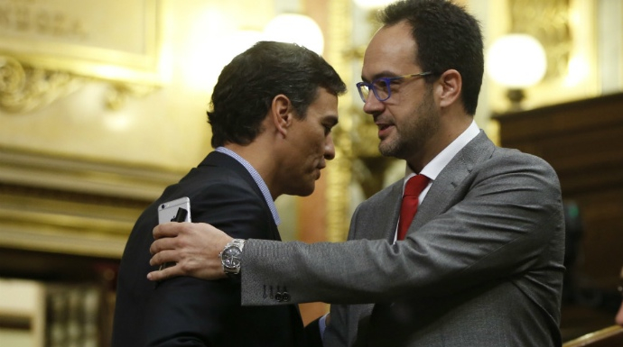 El frío reencuentro en el Congreso entre Sánchez y Hernando, antes de la renuncia del primero.