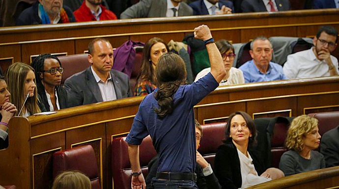 Pablo Iglesias y parte de su grupo parlamentario en el Congreso.