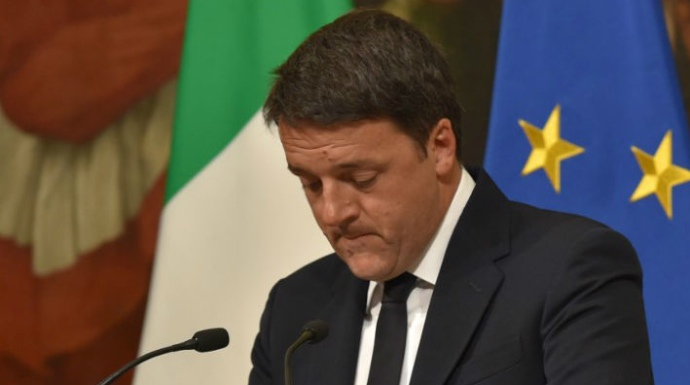 El primer ministro italiano anunciando su dimisión
