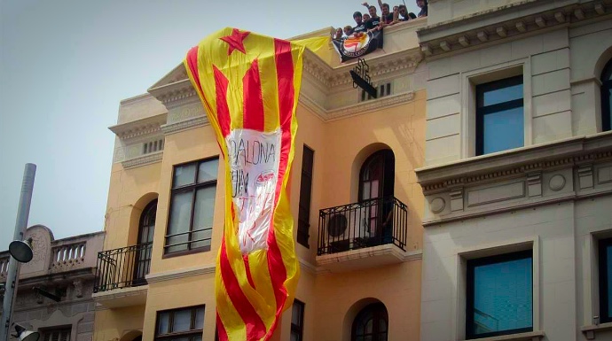 El ayuntamiento de Badalona desplegando la bandera independentista.