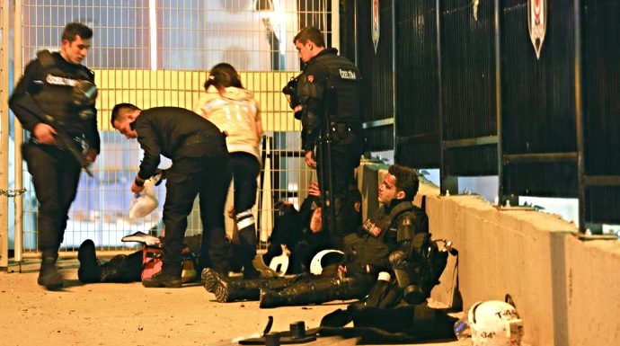 Policías heridos tras el atentado en el estadio del Besiktas.