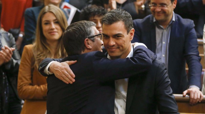 López y Sánchez se abrazan en el Congreso.