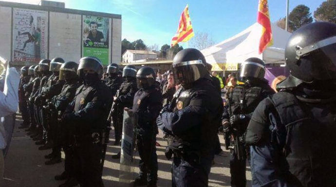 Antidisturbios de los Mossos preparados para intervenir en la Universidad Autónoma de Barcelona