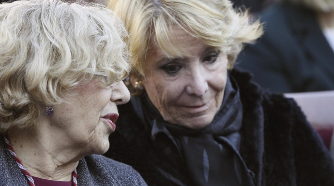 Esperanza Aguirre y Manuela Carmena conversan en un acto en Madrid.
