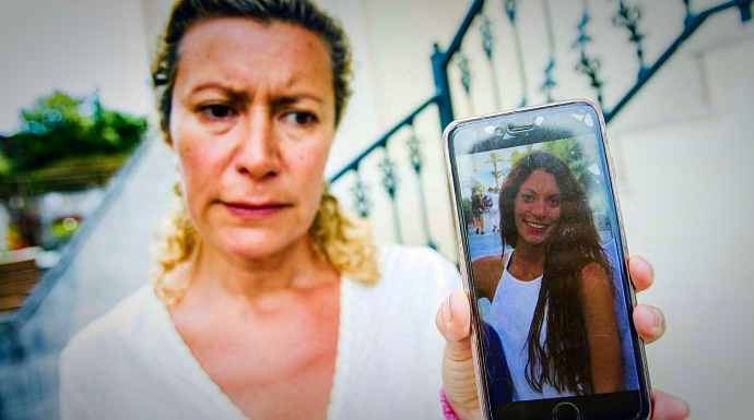 La madre de Diana muestra una fotografía en su móvil de su hija.