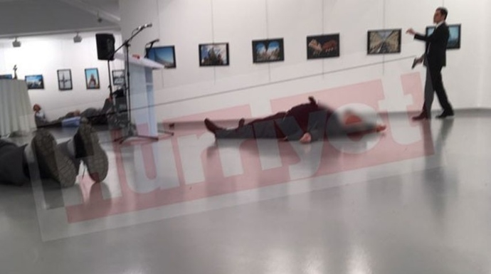 El embajador ruso yace tras ser tiroteado (Diario HÜRRIYET)