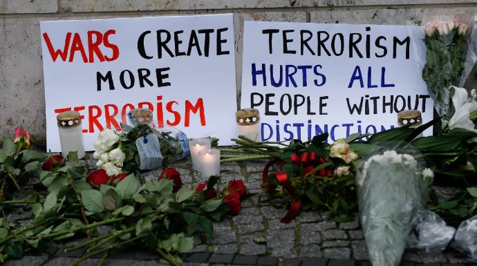 Flores y velas en recuerdo por los fallecidos en el atentado de Berlín.
