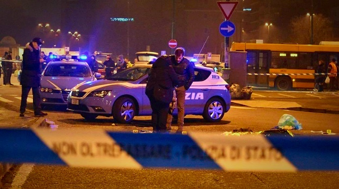 El terrorista yace abatido por los disparos de la policía italiana.