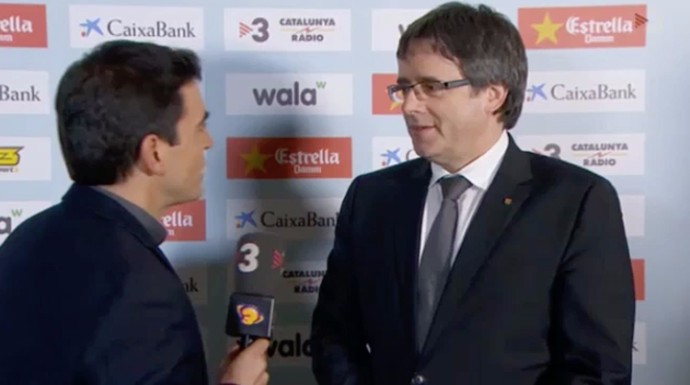 El periodista Josep Maria Puig entrevistando a Carles Puigdemont.