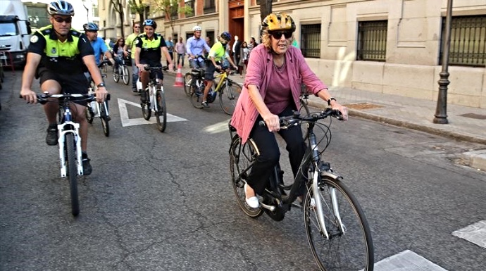 Manuela Carmena, en bicicleta.