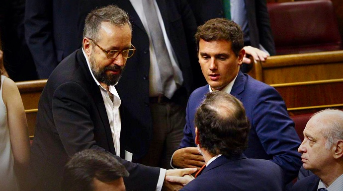 Girauta y Rivera hablan con Rajoy durante una sesión en el Congreso.