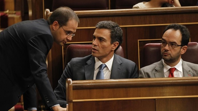 Sánchez, cuando era líder del PSOE, entre César Luena y Antonio Hernando.