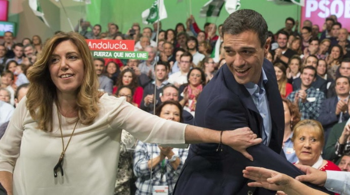 Susana Díaz sujeta del brazo a Pedro Sánchez en un acto electoral del PSOE.