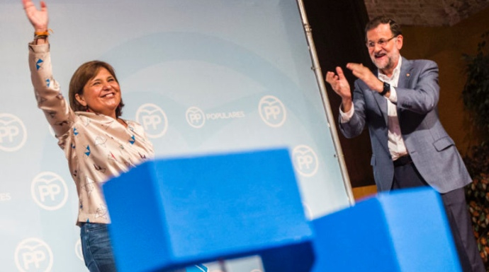 Rajoy aplaude a la presidenta del PP valenciano, Isabel Bonig.