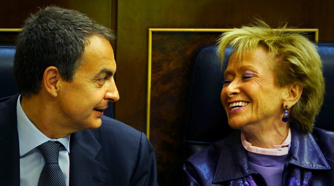 Zapatero y De la Vega, en sus escaños del Gobierno.