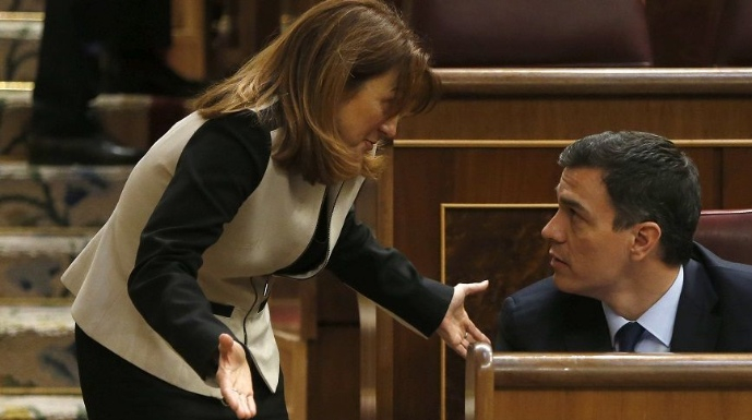 Soraya Rodríguez conversa con Pedro Sánchez en la pasada legislatura.