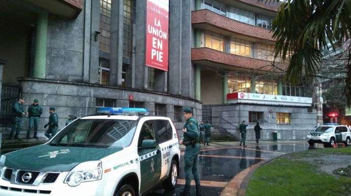 Agentes de la Guardia Civil custodian la sede de UGT en Oviedo