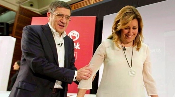 Patxi López sujeta amistosamente a Susana Díaz en un acto del PSOE.