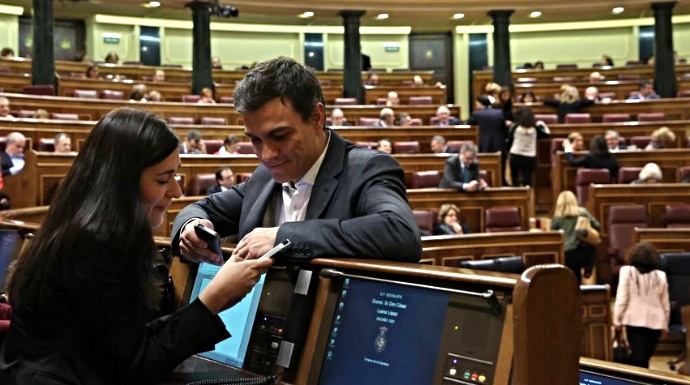 Pedro Sánchez y Carmen Montón en el Congreso.