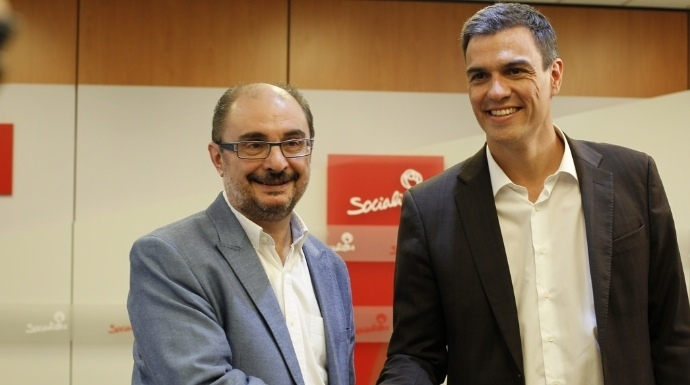 Eran otros tiempos: el presidente de Aragón, Javier Lambán, sonríe junto a Pedro Sánchez.