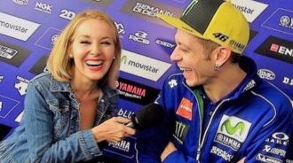 Rossi se muere de vergüenza ante la proposición a bocajarro de una reportera española