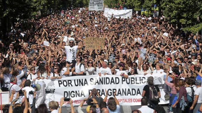 Una de las multitudinarias manifestaciones en Andalucía contra la gestión de Susana Díaz en la sanidad.