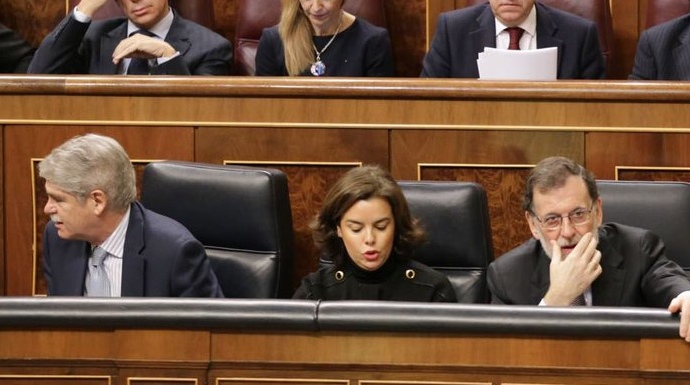 La vicepresidenta, entre el ministro de Exteriores y Mariano Rajoy, este miércoles en el Congreso.