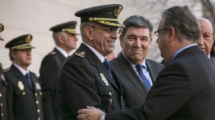 El ministro del Interior, Juan Ignacio Zoido, saluda al nuevo jefe de la Policía, Florentino Villabona.
