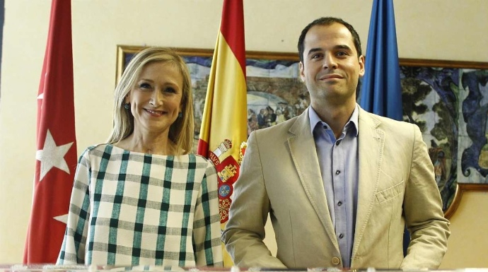 La presidenta de la Comunidad de Madrid, Cristina Cifuentes, y el líder de Cs, Ignacio Aguado.