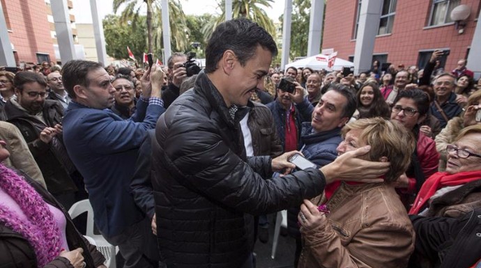 Pedro Sánchez en un acto con militantes.