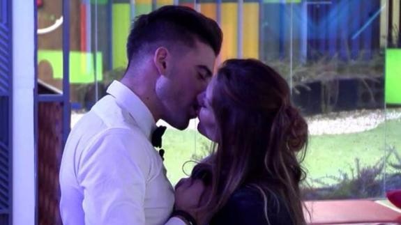 Ivonne Reyes y Sergio Ayala se funden en un beso apasionado