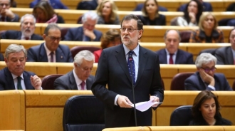 Rajoy hace pagar la novatada a una senadora de ERC y se la merienda