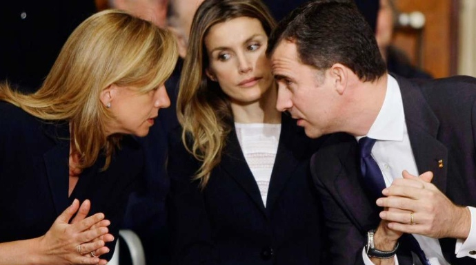 Eran otros tiempos: Don Felipe habla con la Infanta Cristian ante la atenta mirada de Letizia.