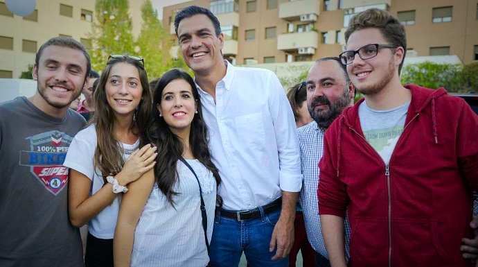 Pedro Sánchez, en una imagen de archivo con jóvenes de su partido.