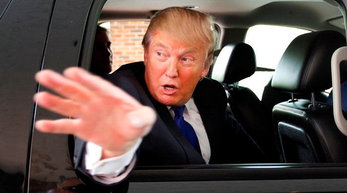 Trump, en su coche oficial con su gesto proverbial (EP)