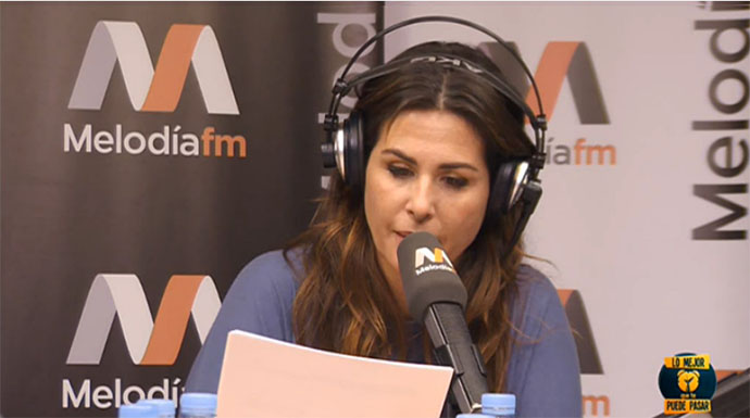 Nuria Roca durante su programa en Melodía FM.