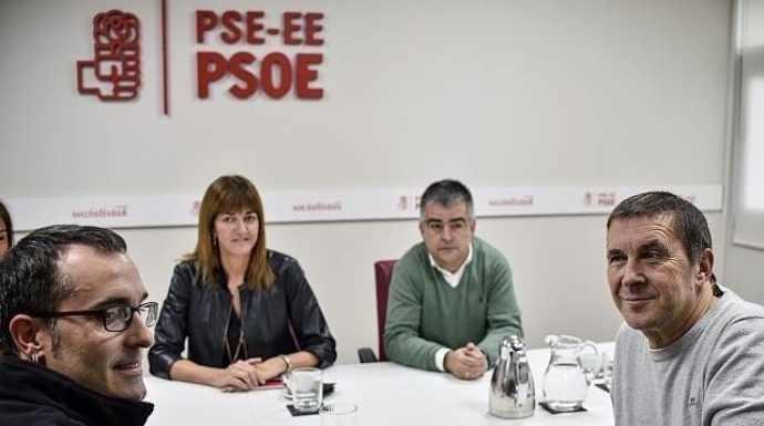 La secretaria general del PSE, Idoía Mendía, en una reunión con el líder de Bildu, Arnaldo Otegi.