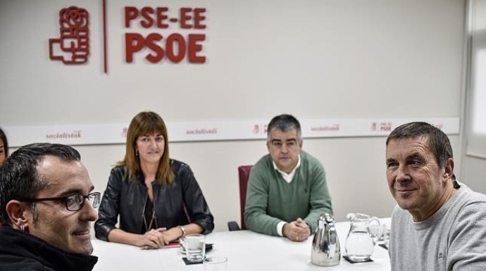 El PSOE se sienta con Bildu para dulcificar la historia del terrorismo de ETA