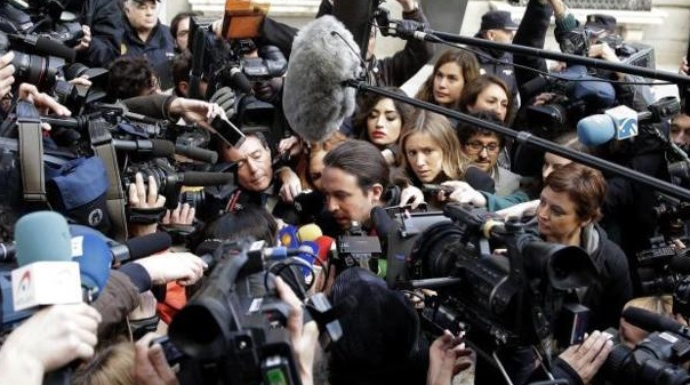 Pablo Iglesias, frente a la sede de Podemos en Madrid, rodeado de periodistas.