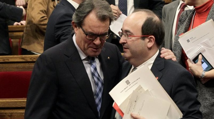 Artur Mas conversa con el líder del PSC, Miquel Iceta, en el Parlamento de Cataluña.
