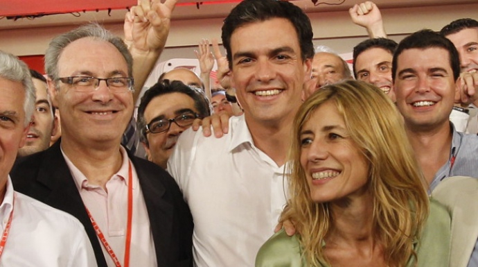 Pedro Sánchez, en un acto del PSOE, junto a Begoña, su esposa.