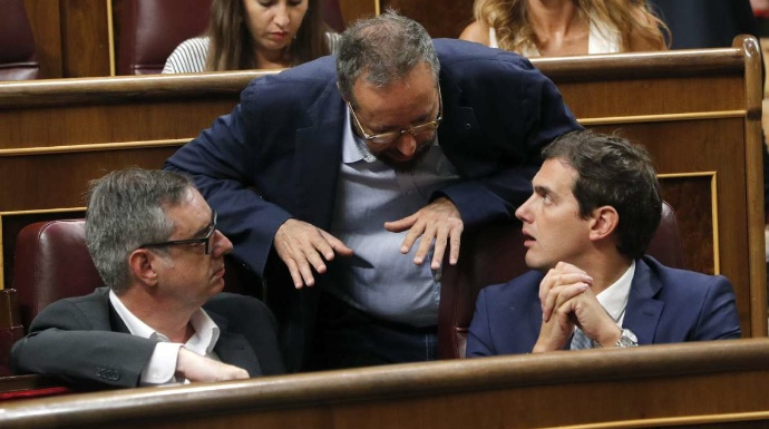 Albert Rivera conversa con su número dos, José Manuel Villegas, y con su portavoz parlamentario, Juan Carlos Girauta.