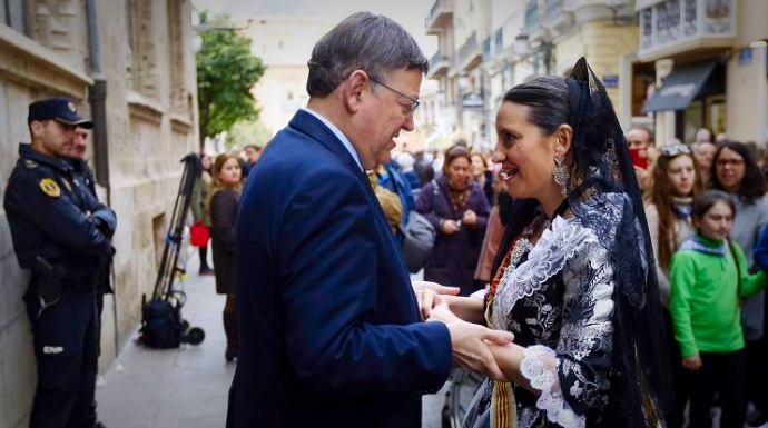 Ximo Puig y Mónica Oltra (de fallera) durante la Ofrenda del pasado año.