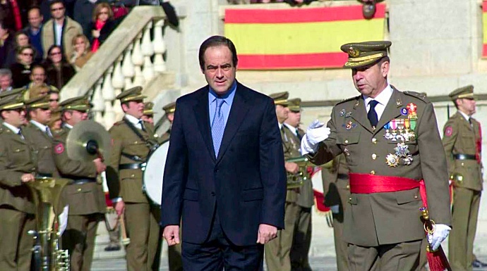 José Bono, pasa revista en su etapa de ministro de Defensa.