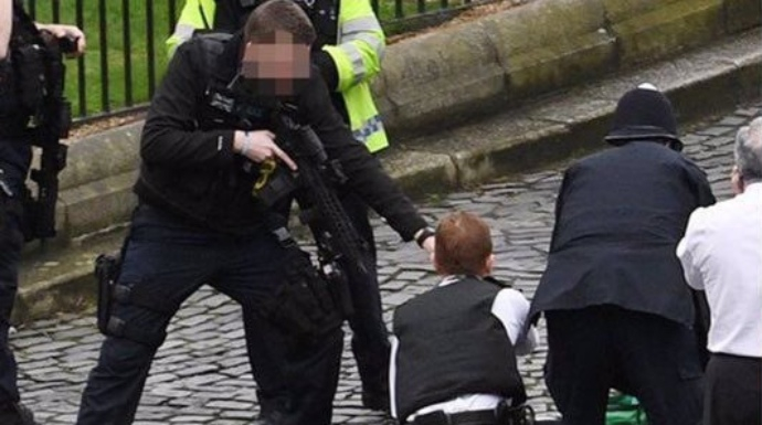 Policías rodean al presunto terrorista de Londres.