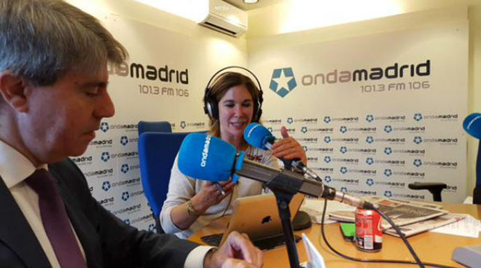 Ángel Garrido durante la entrevista con Ely del Valle.