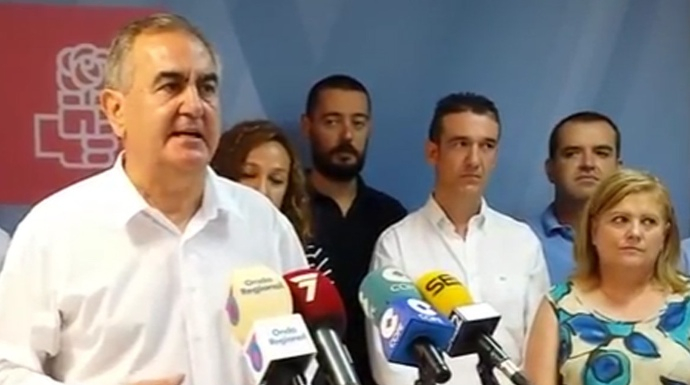 En primer término, el líder del PSOE en Murcia. Al fondo a la derecha, el arquitecto Juan García Parra.