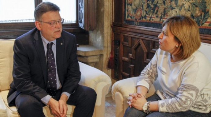 El presidente valenciano, Ximo Puig, en una reunión con la líder del PP, Isabel Bonig.