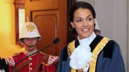 La nueva alcaldesa de Gibraltar, una exMiss Mundo, enseña sus armas contra España
