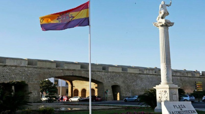 La polémica bandera republicana instalada por Kichi en Cádiz.